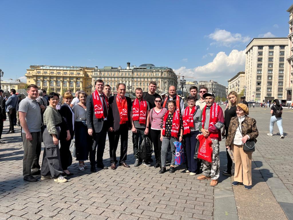 В 155 годовщину со дня рождения Великого Ленина подмосковные коммунисты провели прием в партию у стен Кремля