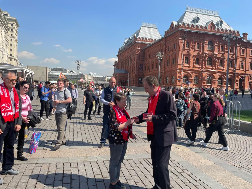 В 155 годовщину со дня рождения Великого Ленина подмосковные коммунисты провели прием в партию у стен Кремля