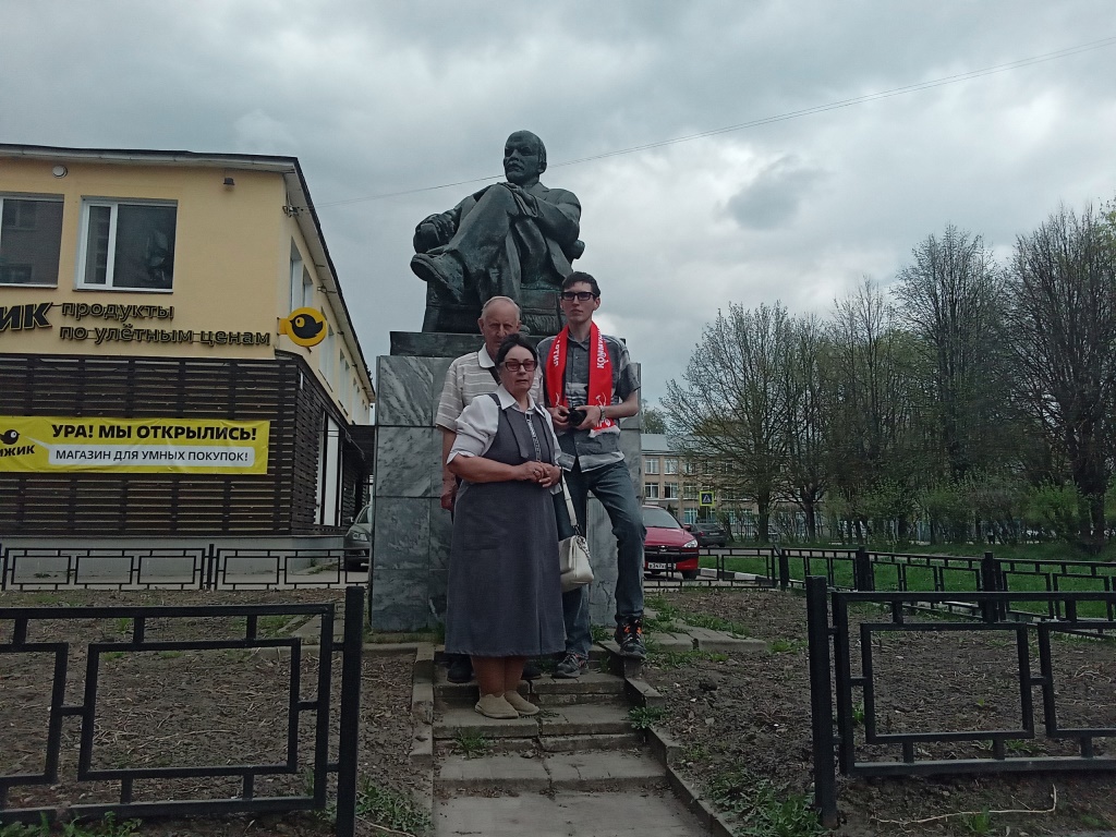 Цветы основателю социалистического государства