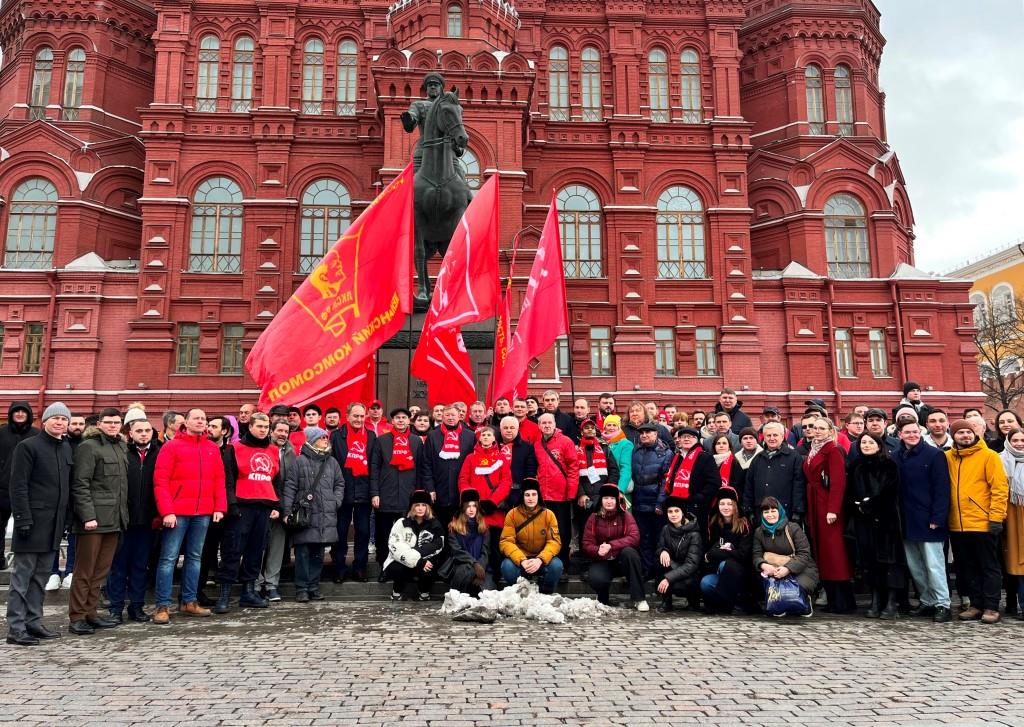 Коммунисты возложили венки и цветы к Мавзолею В.И. Ленина и мемориалам покорителям космоса у Кремлевской стены (12.04.2025)