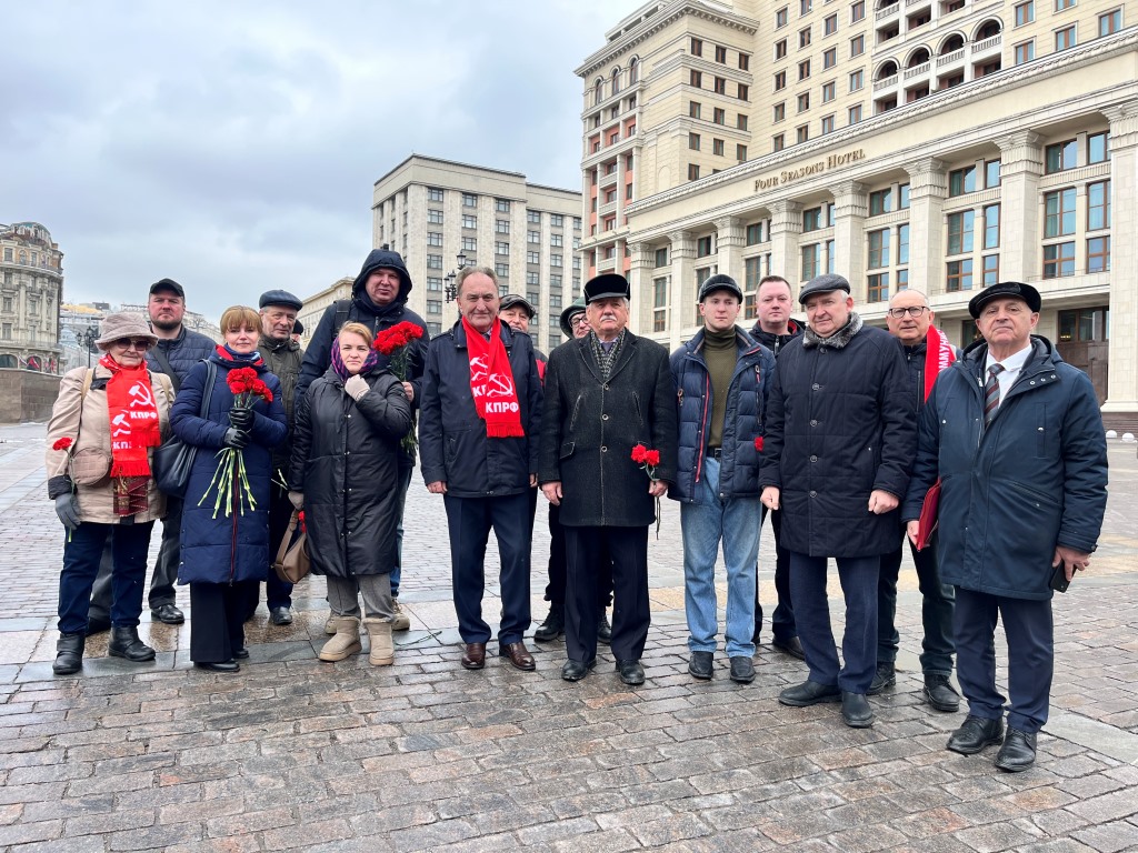 Коммунисты возложили венки и цветы к Мавзолею В.И. Ленина и мемориалам покорителям космоса у Кремлевской стены (12.04.2025)