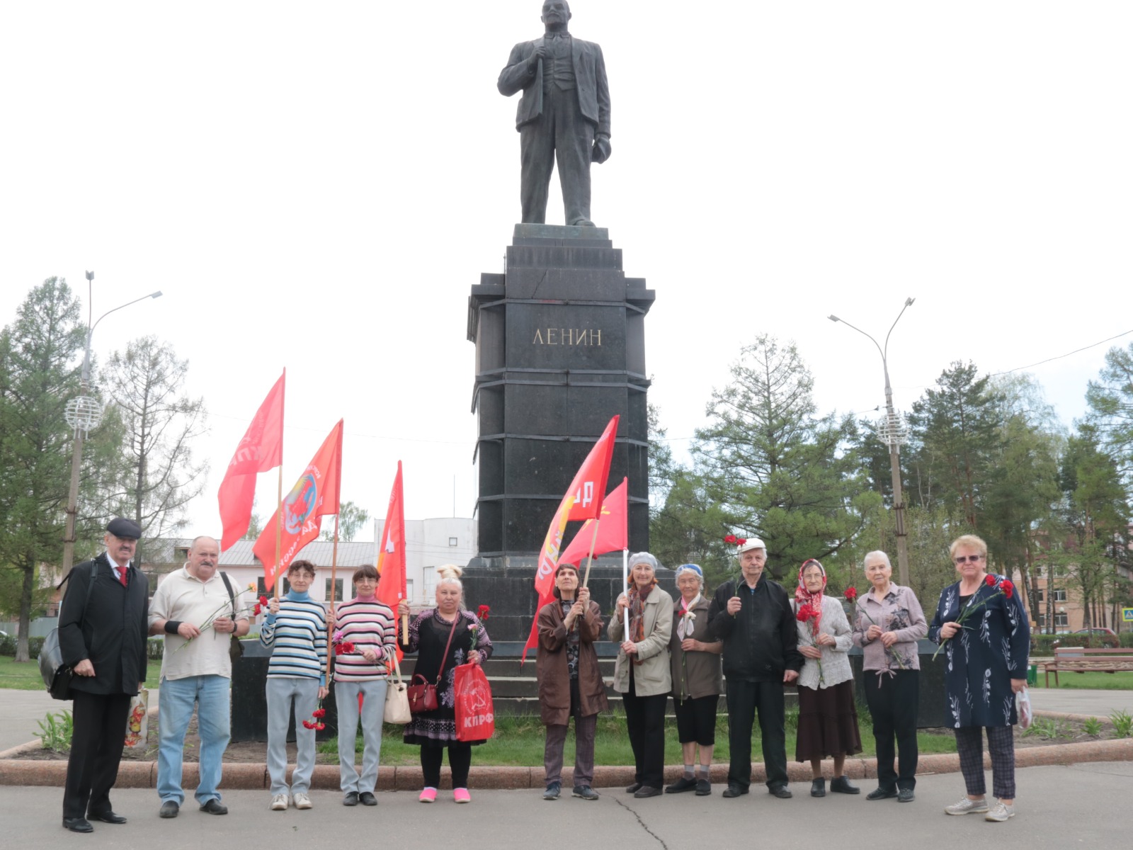 Возложение цветов к памятникам Ленина в Шатуре