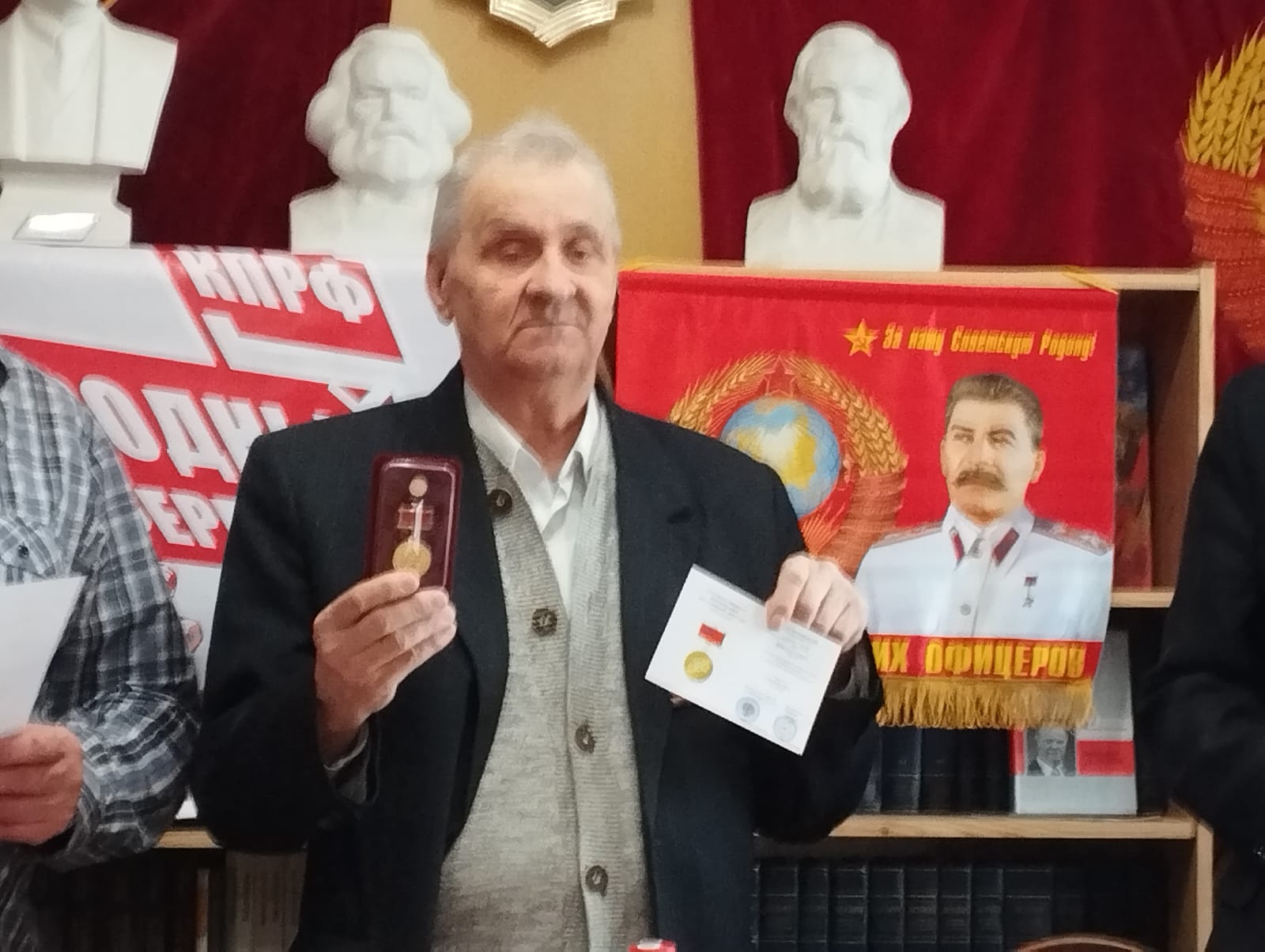 Электростальские коммунисты получают заслуженные награды