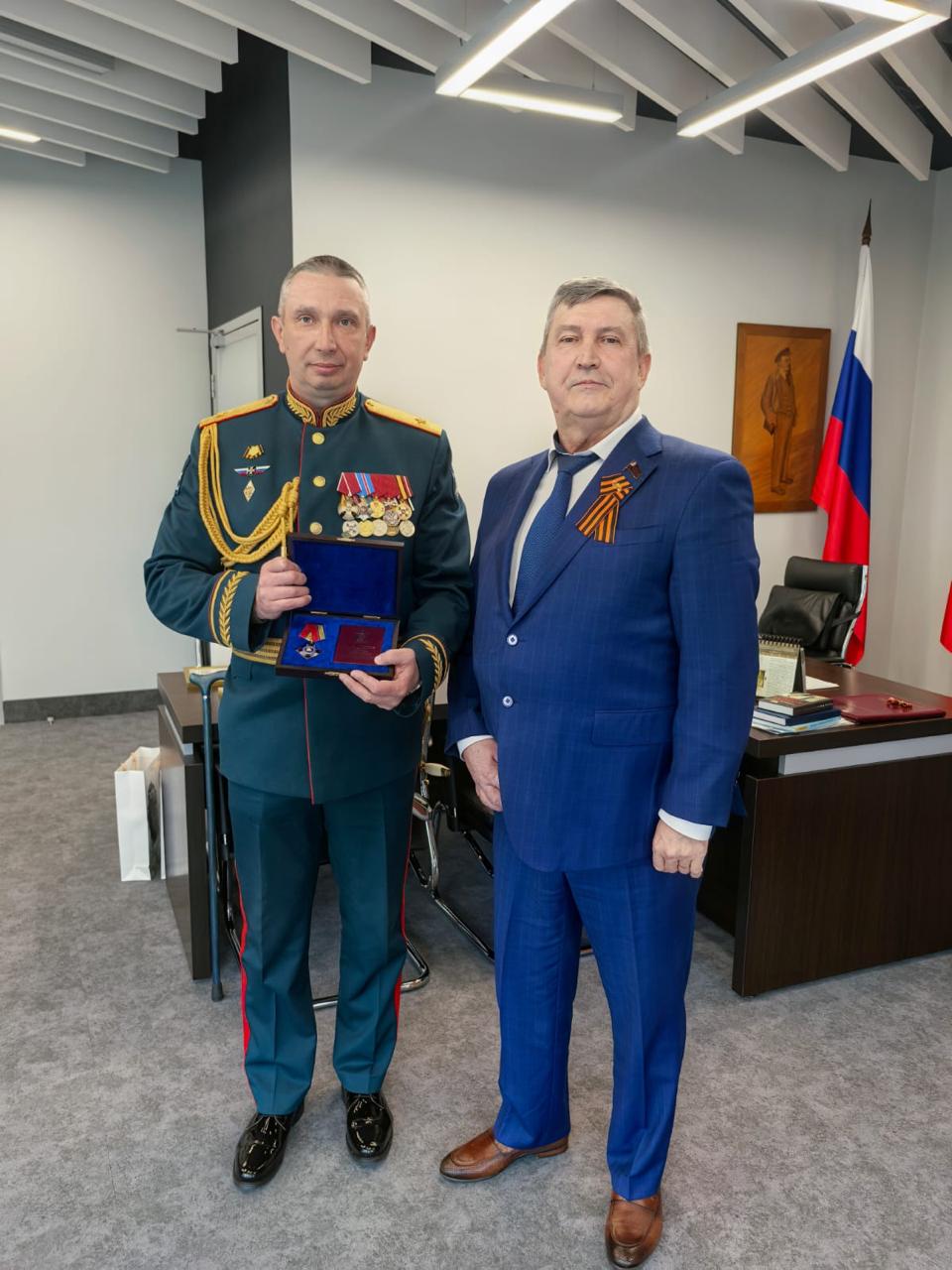 Заместитель Председателя Московской областной Думы, секретарь МК КПРФ Константин Черемисов вручил знаки «За службу закону III степени»
