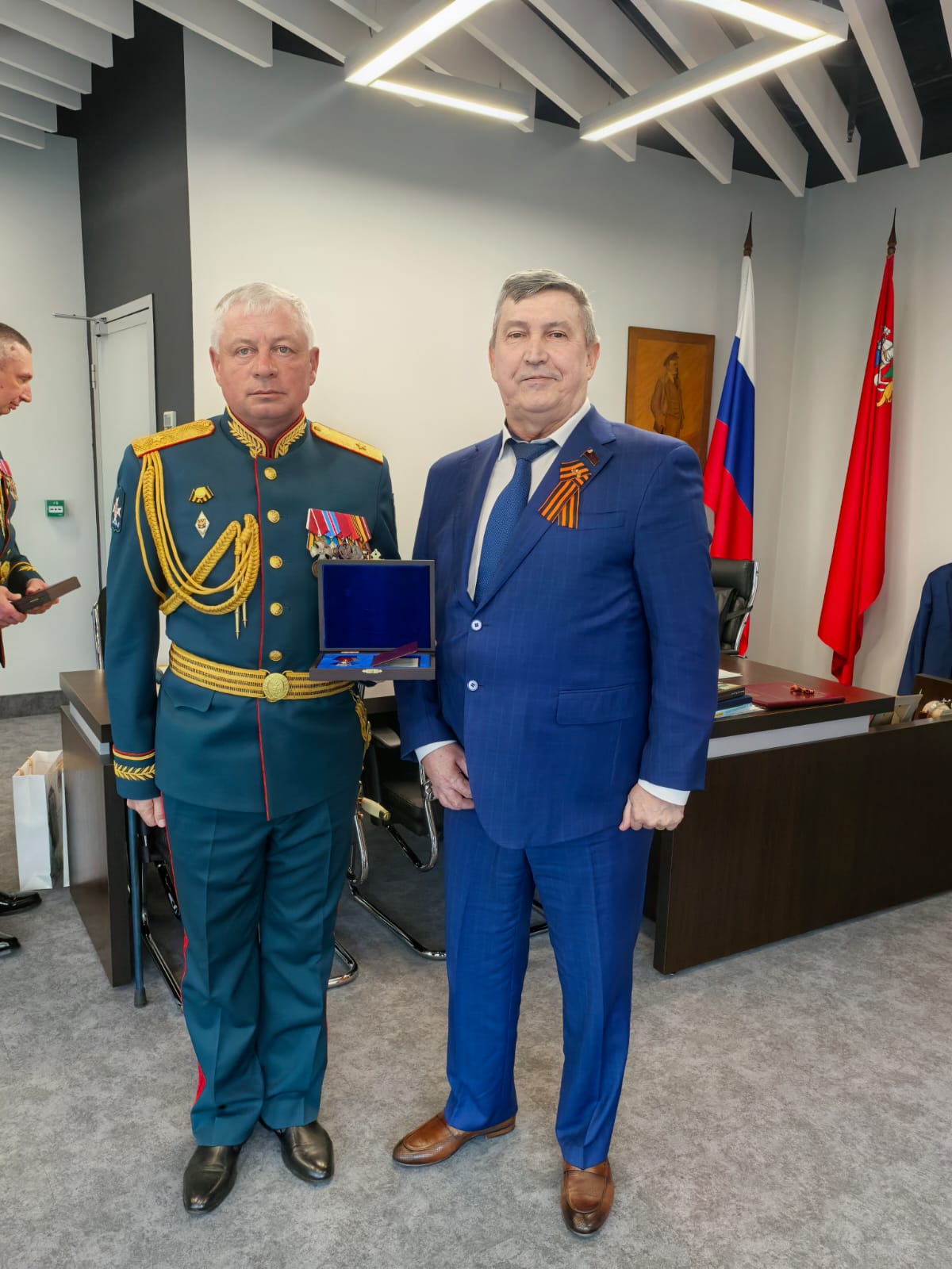 Заместитель Председателя Московской областной Думы, секретарь МК КПРФ Константин Черемисов вручил знаки «За службу закону III степени»