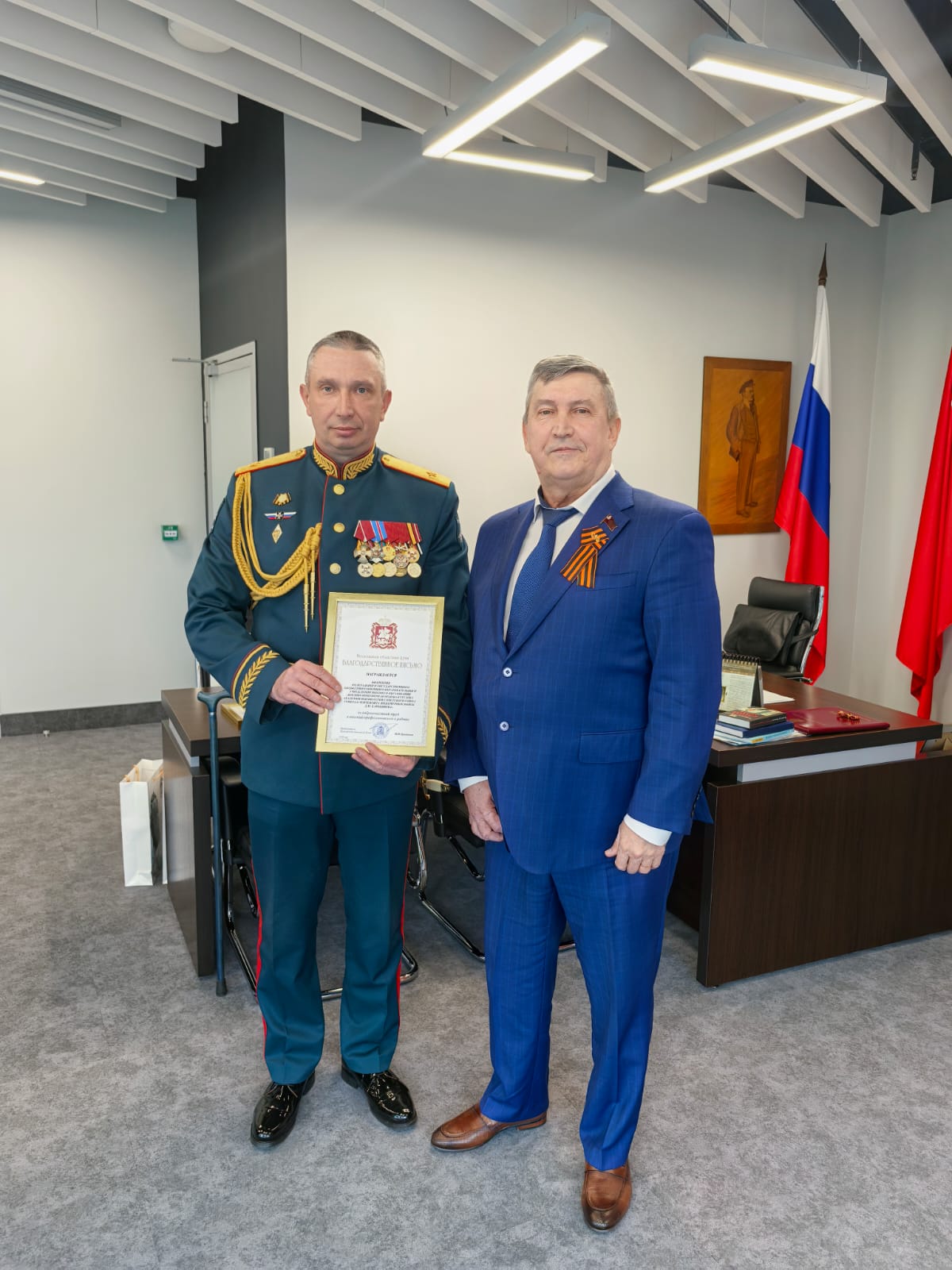 Заместитель Председателя Московской областной Думы, секретарь МК КПРФ Константин Черемисов вручил знаки «За службу закону III степени»