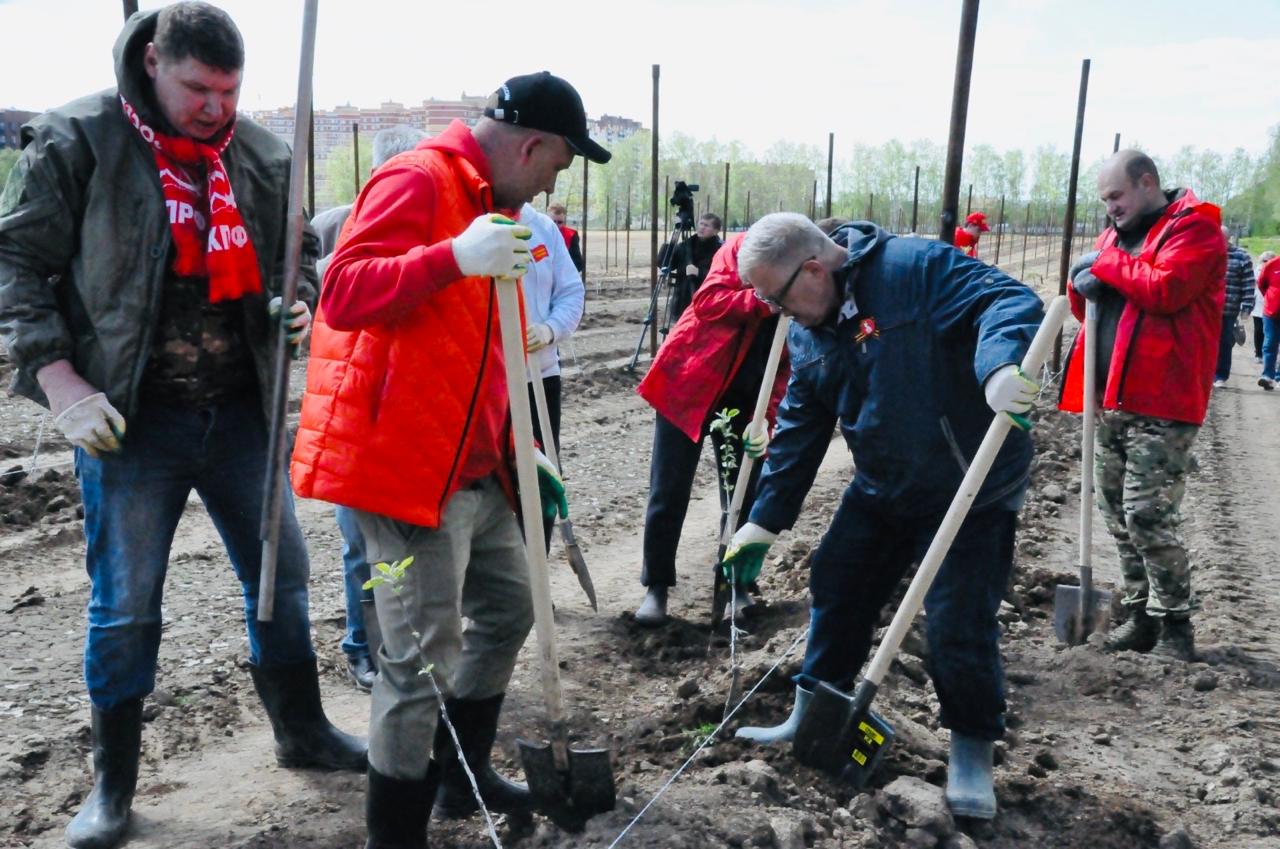 В подмосковном совхозе им. Ленина КПРФ посадила «Сад Победы - Сад жизни»