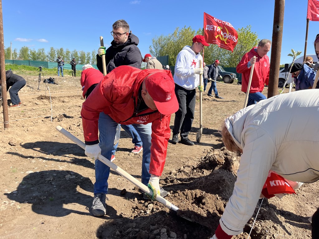 В подмосковном совхозе им. Ленина КПРФ посадила «Сад Победы - Сад жизни»