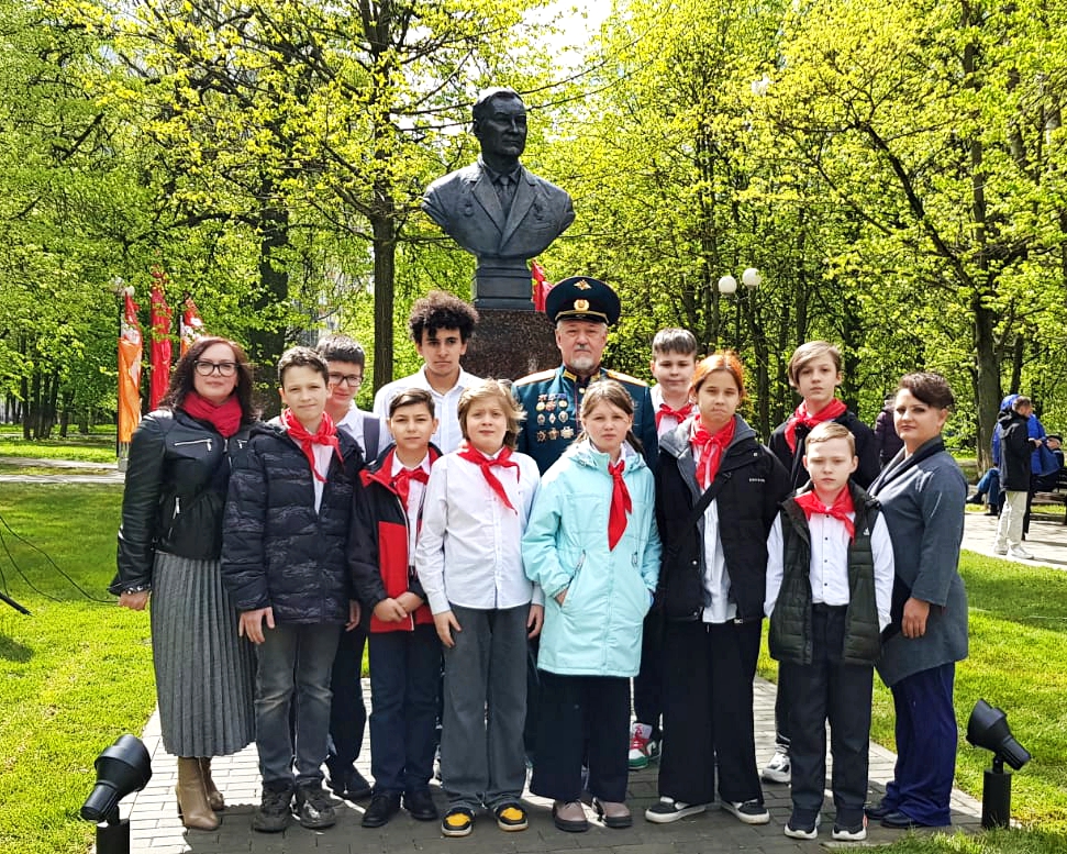 Советские офицеры открыли памятник М.К. Тихонравову