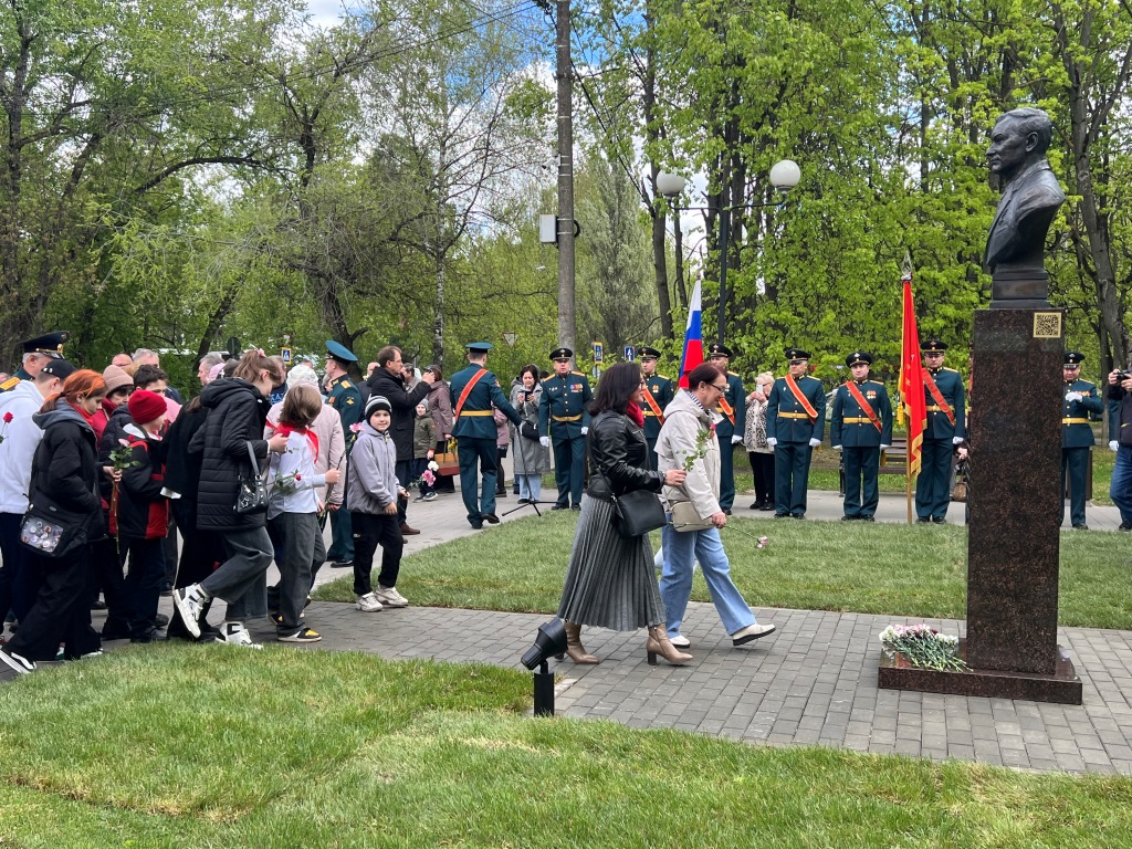 Советские офицеры открыли памятник М.К. Тихонравову