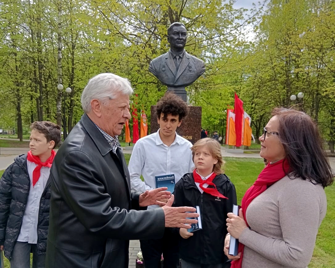 Советские офицеры открыли памятник М.К. Тихонравову
