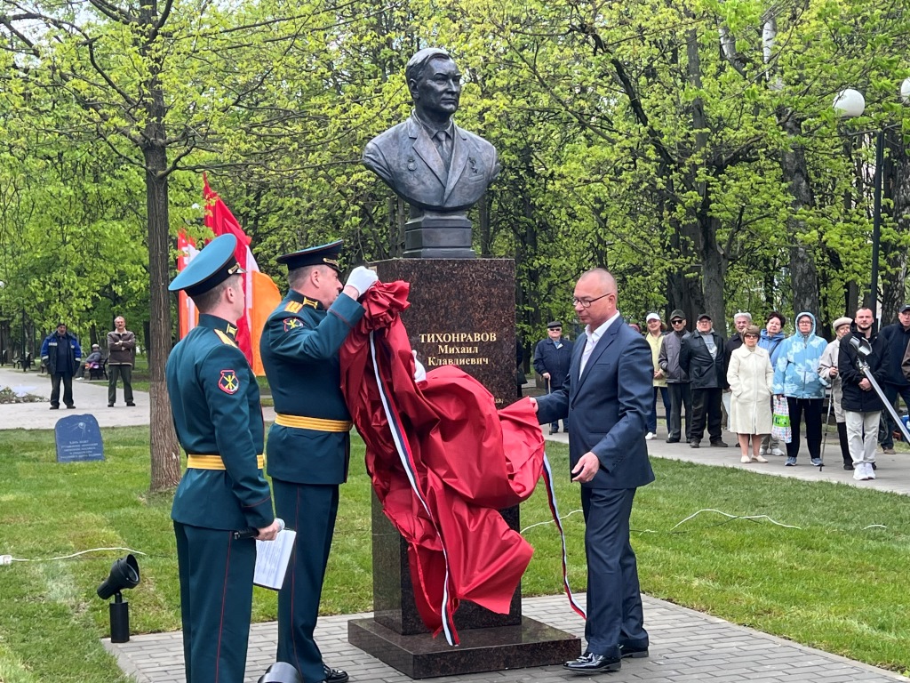 Советские офицеры открыли памятник М.К. Тихонравову