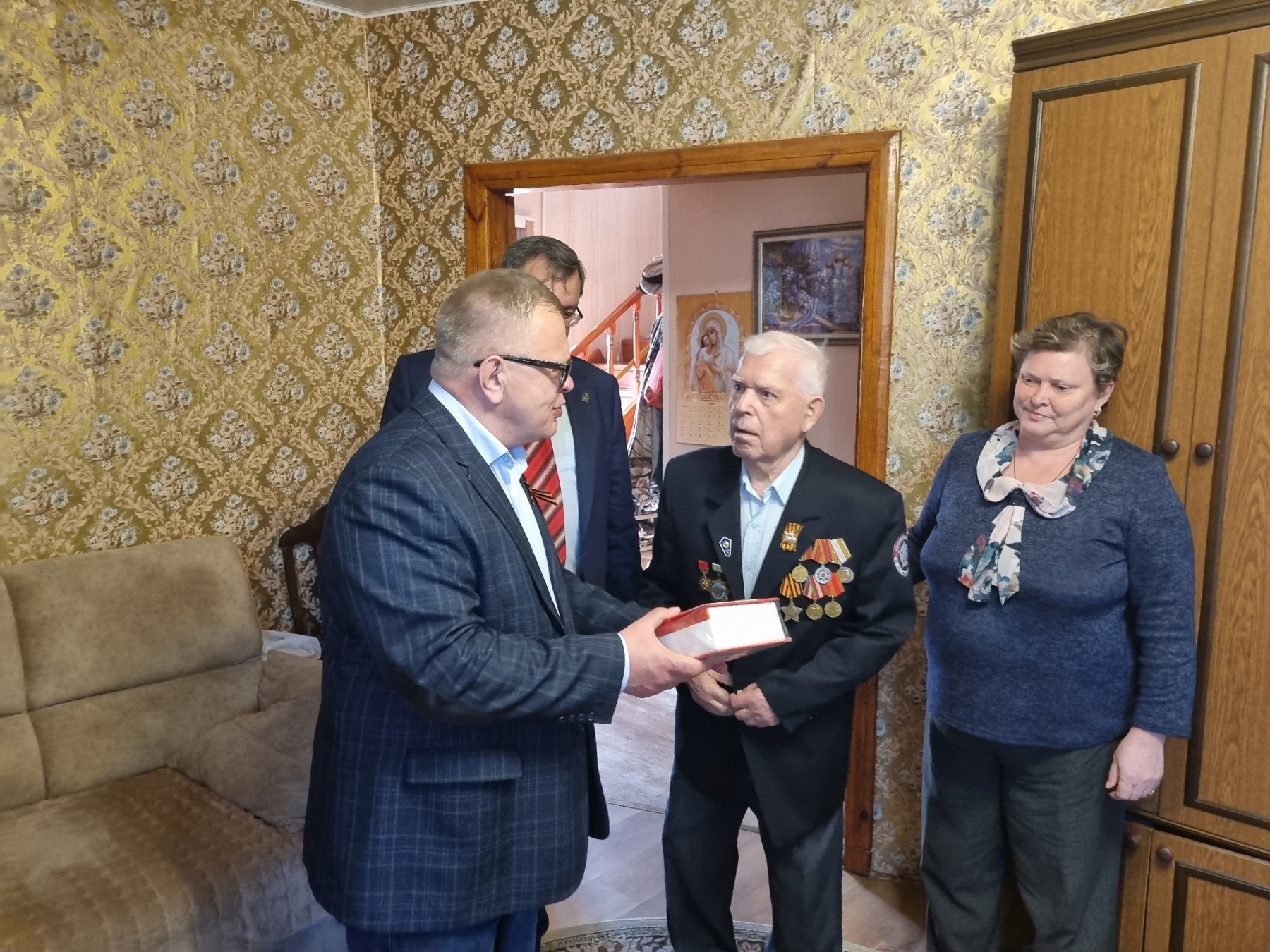 Руководитель фракции КПРФ в Мособлдуме Александр Наумов поздравил ветеранов в Ступино