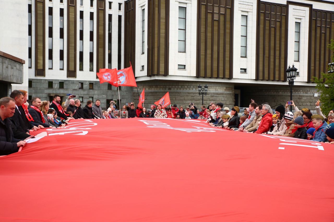 Члены МК ЛКСМ прибыли в Москву со Знаменем Победы
