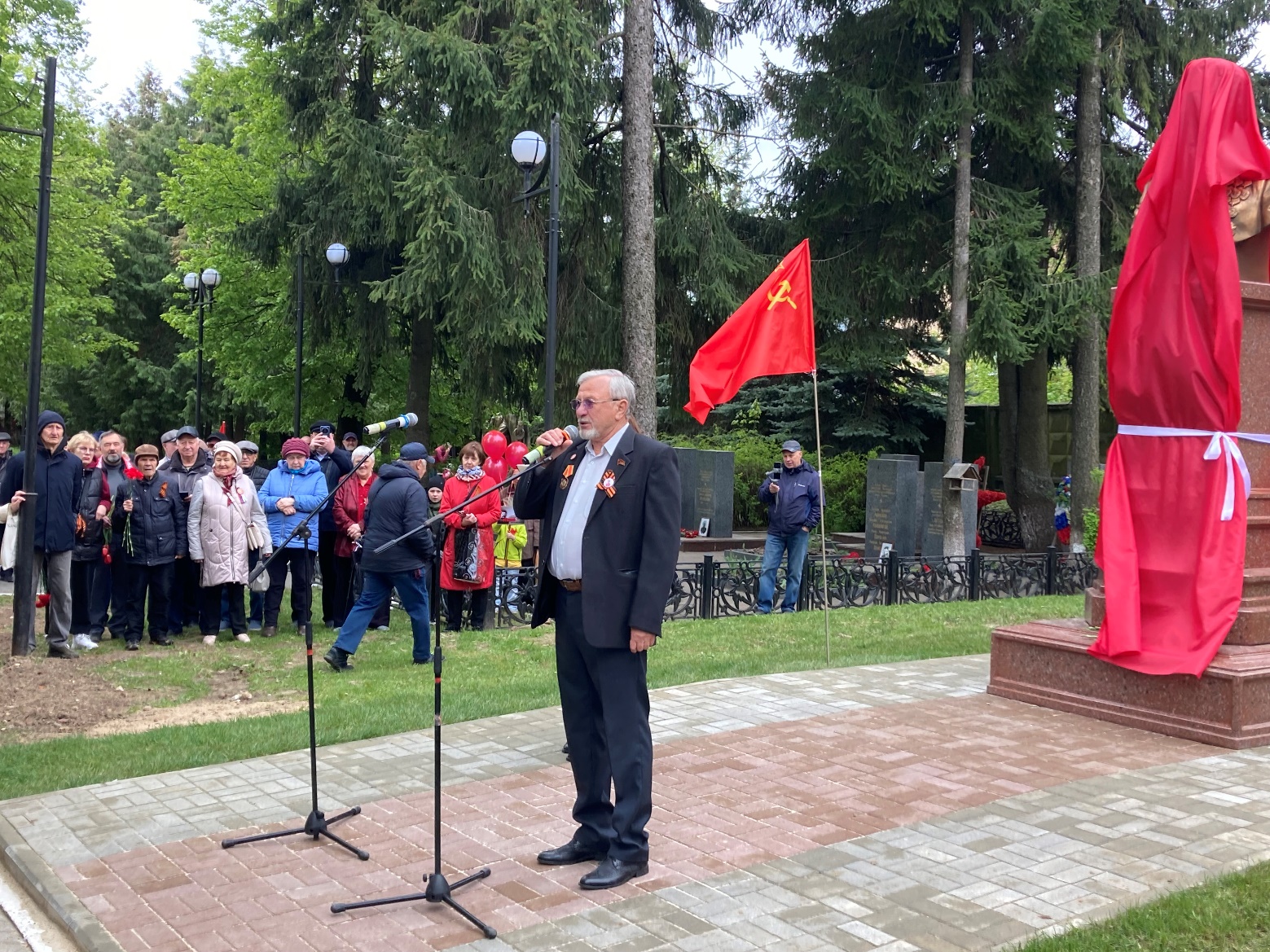 Цветы Верховному Главнокомандующему товарищу Сталину!