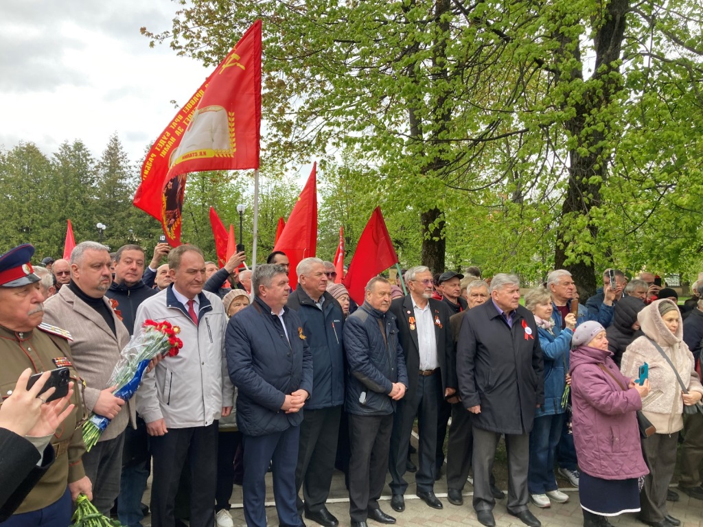 Цветы Верховному Главнокомандующему товарищу Сталину!