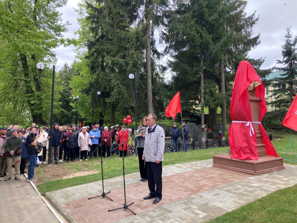 Цветы Верховному Главнокомандующему товарищу Сталину!