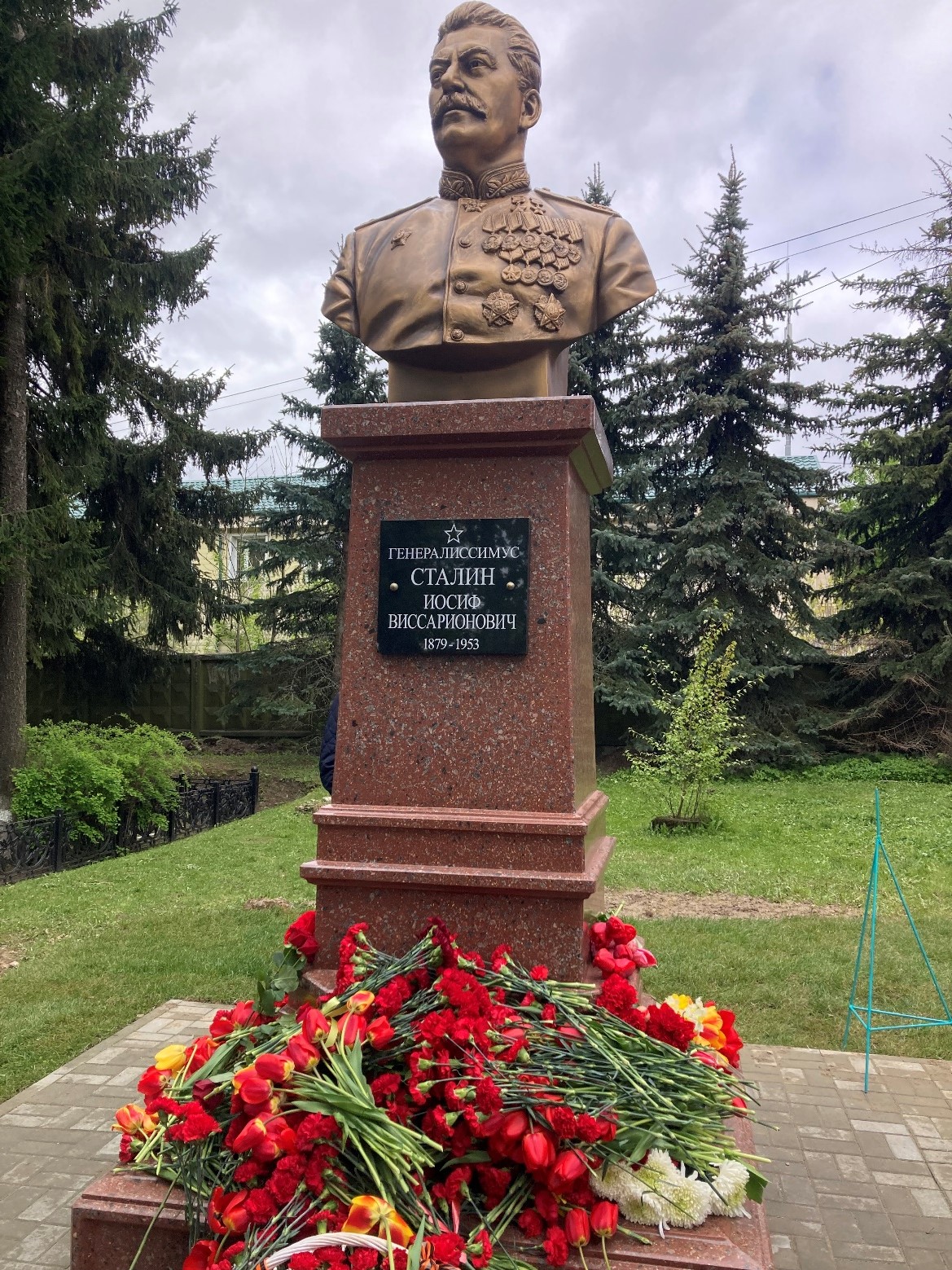 Цветы Верховному Главнокомандующему товарищу Сталину!