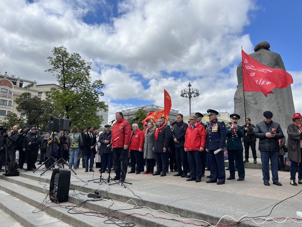 Слава советскому народу-победителю!