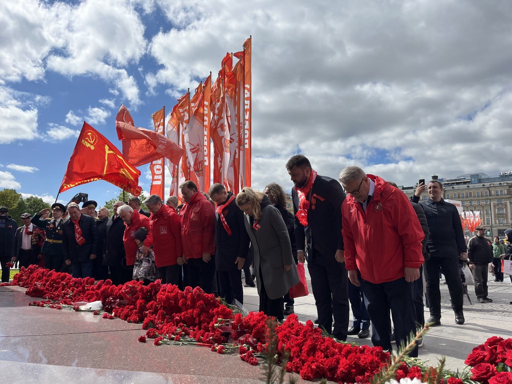 Слава советскому народу-победителю!