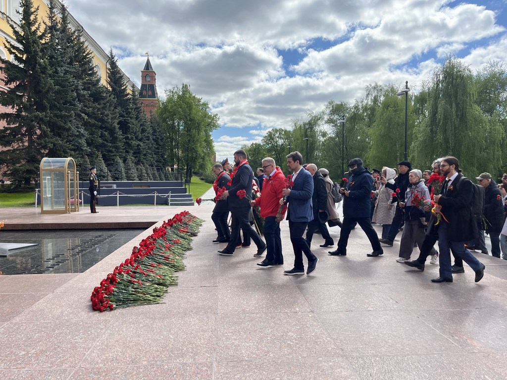 Слава советскому народу-победителю!