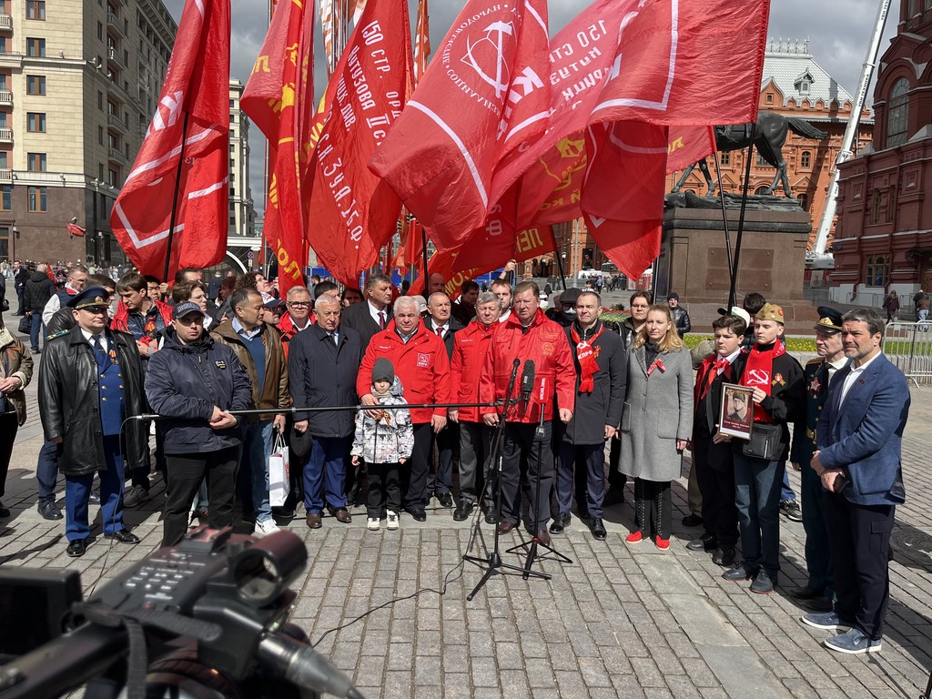 Слава советскому народу-победителю!
