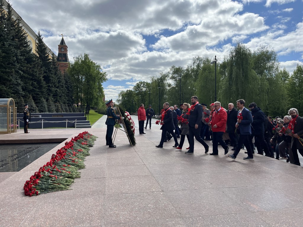 Слава советскому народу-победителю!