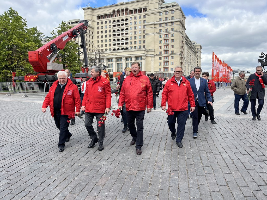 Слава советскому народу-победителю!