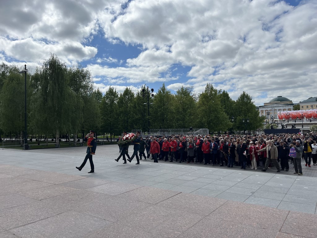 Слава советскому народу-победителю!