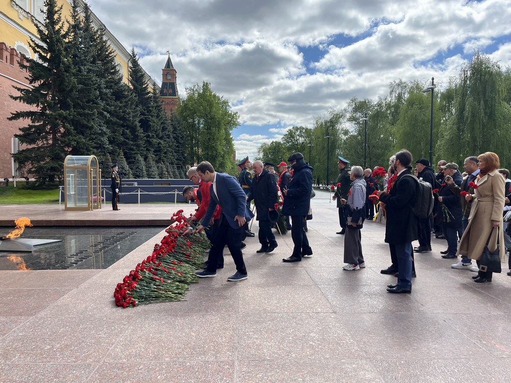 Слава советскому народу-победителю!
