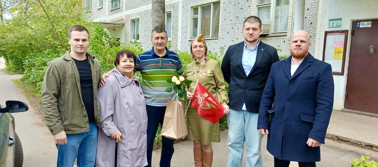 Члены Дмитровского ГК КПРФ поздравили с 9 мая жителей города