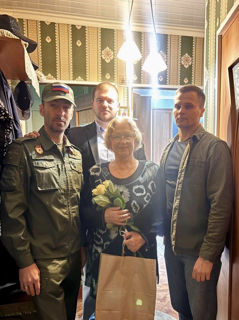 Члены Дмитровского ГК КПРФ поздравили с 9 мая жителей города