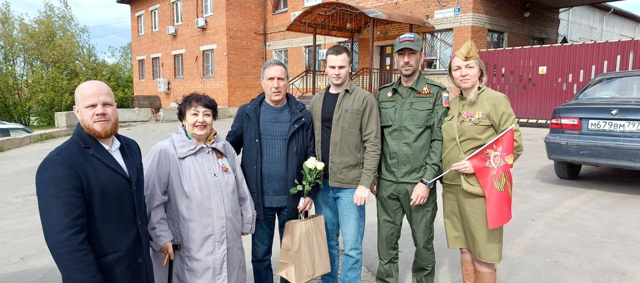 Члены Дмитровского ГК КПРФ поздравили с 9 мая жителей города