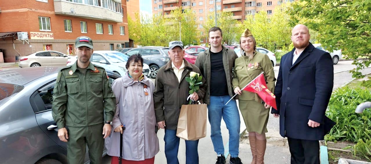Члены Дмитровского ГК КПРФ поздравили с 9 мая жителей города