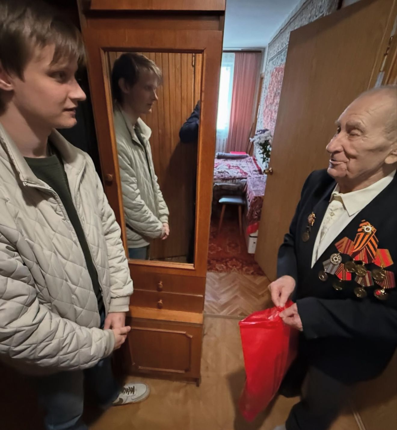 Депутат КПРФ Даниил Рендаков поздравил ветеранов с 80-летием Победы