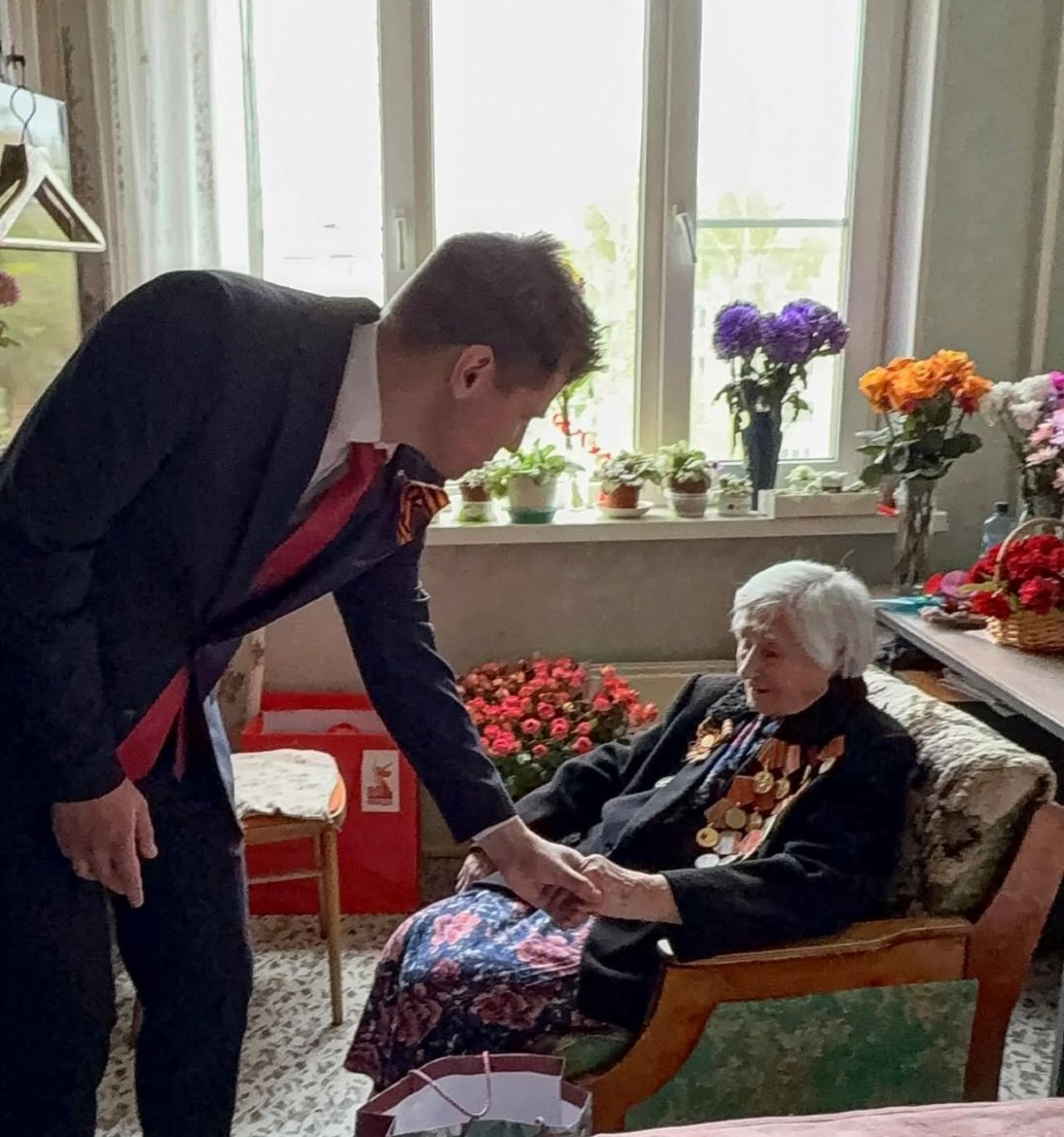 Депутат КПРФ Даниил Рендаков поздравил ветеранов с 80-летием Победы