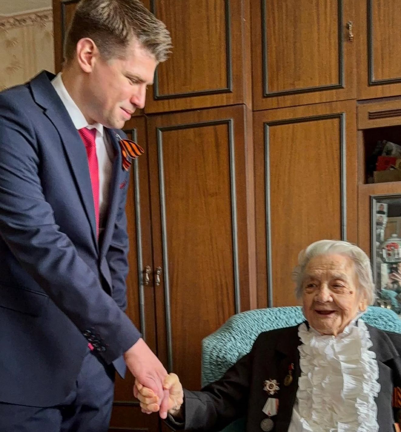 Депутат КПРФ Даниил Рендаков поздравил ветеранов с 80-летием Победы