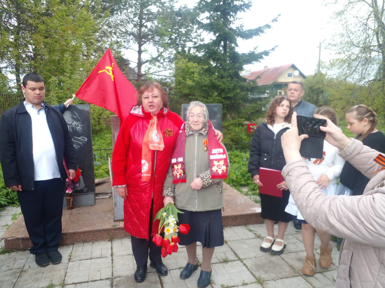 Коммунисты Лотошинского ГК КПРФ поздравили жителей деревни Монасеино