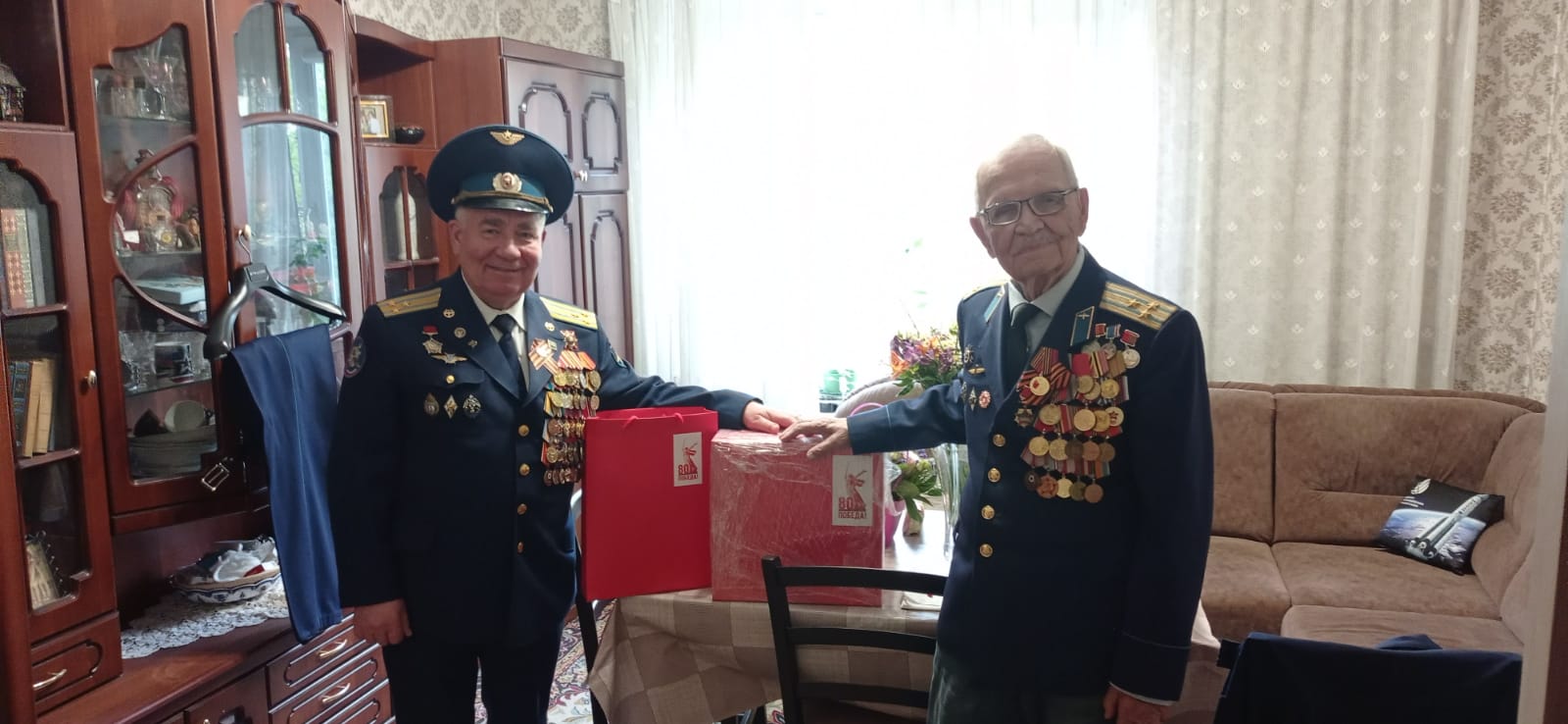 Поздравление ветеранов с 80-летием Победы Красной армии