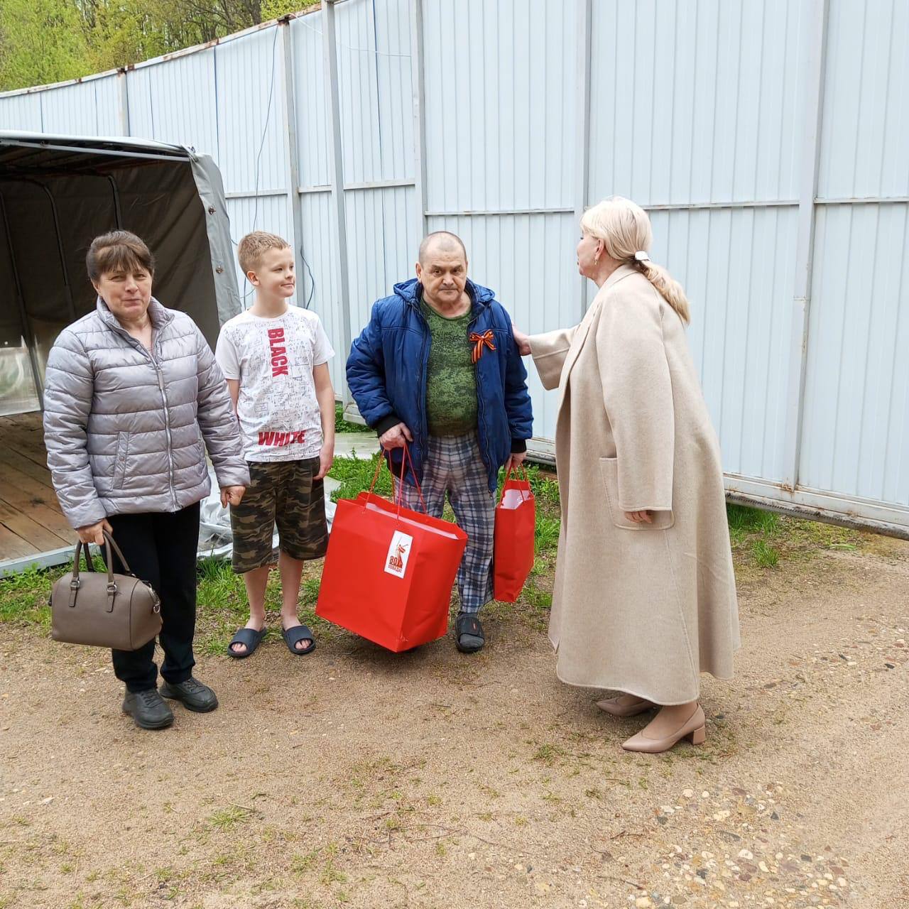 От имени заместителя Председателя Московской областной Думы, секретаря МК КПРФ Константина Черемисова вручили памятные подарки участникам ВОВ в городских округах Истра и Лотошино