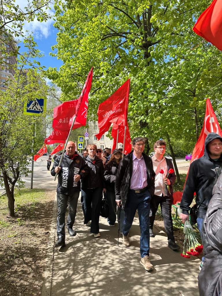 Королёвские коммунисты отметили День Победы торжественным шествием с флагами Победы и полевой кухней