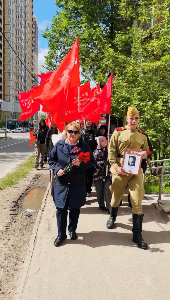 Королёвские коммунисты отметили День Победы торжественным шествием с флагами Победы и полевой кухней