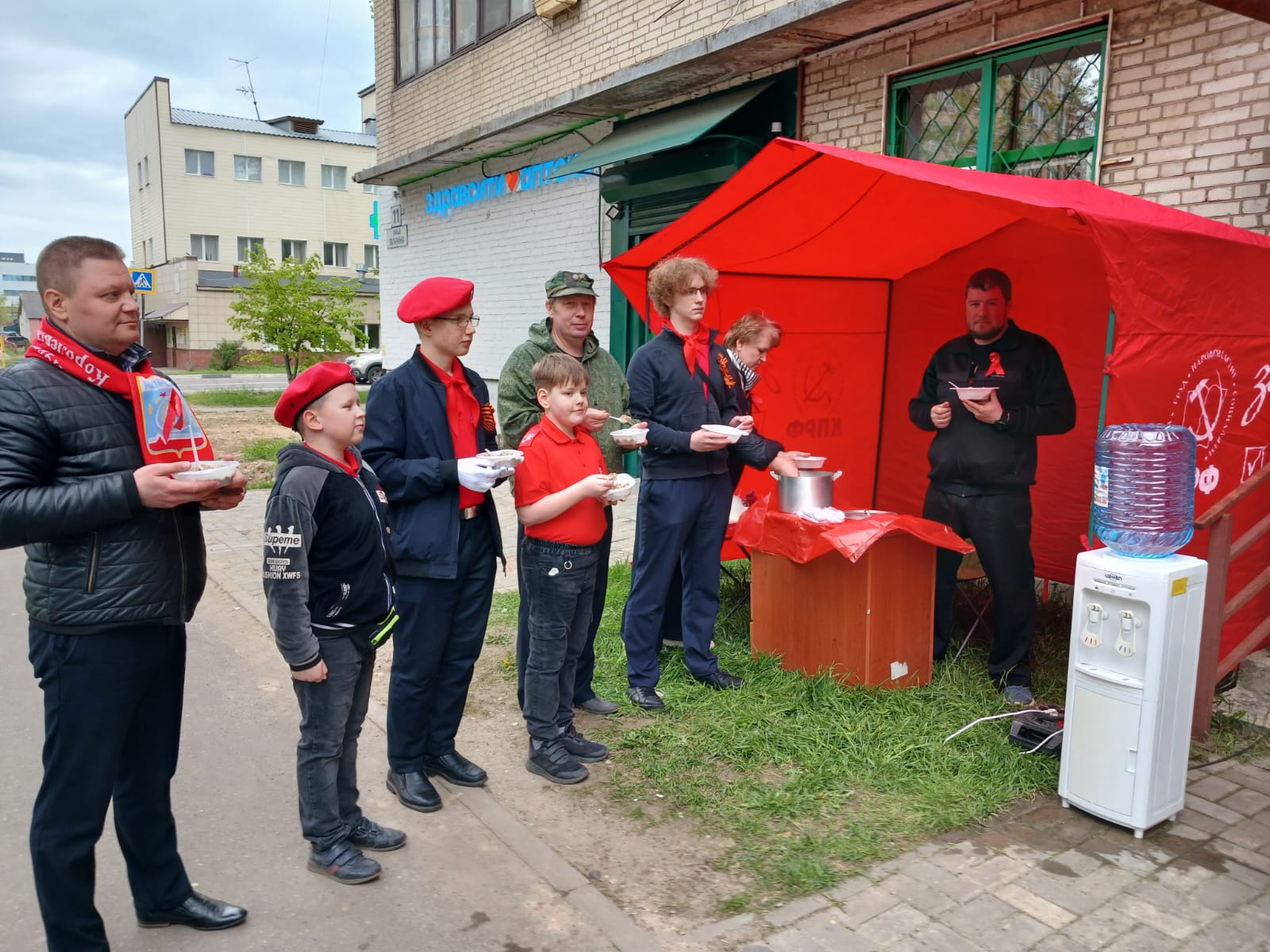 Королёвские коммунисты отметили День Победы торжественным шествием с флагами Победы и полевой кухней