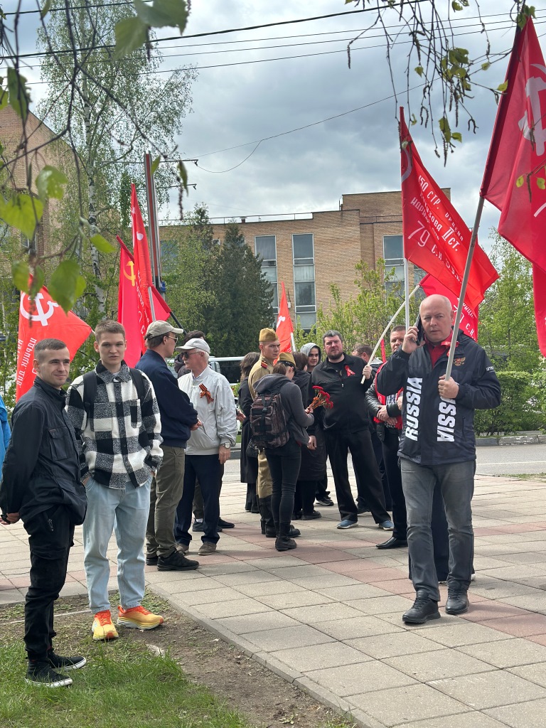 Королёвские коммунисты отметили День Победы торжественным шествием с флагами Победы и полевой кухней