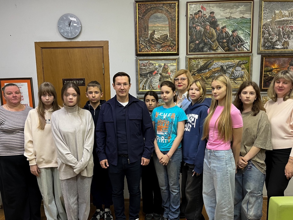Депутат Мособлдумы Марк Черемисов побывал в детской художественной школе Богородского г.о.