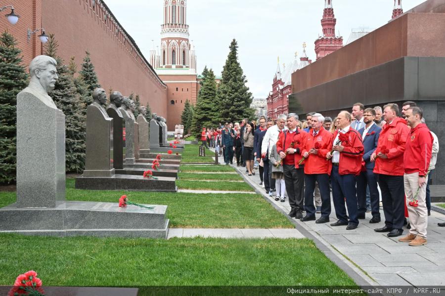 В Москве на Красной площади состоялась торжественная линейка и прием в пионеры