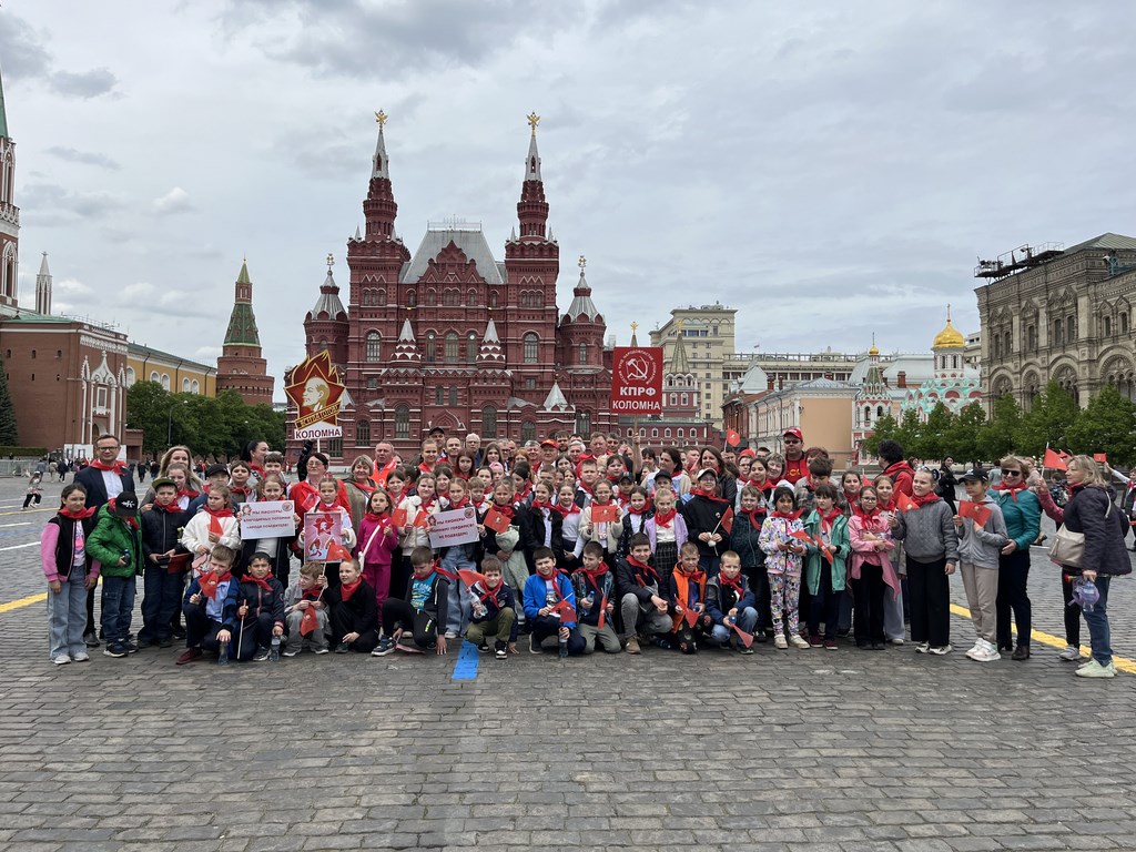В Москве на Красной площади состоялась торжественная линейка и прием в пионеры