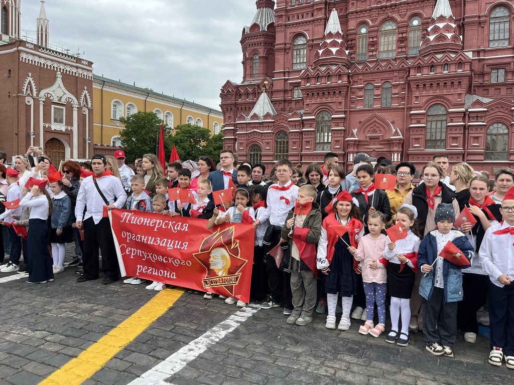 В Москве на Красной площади состоялась торжественная линейка и прием в пионеры