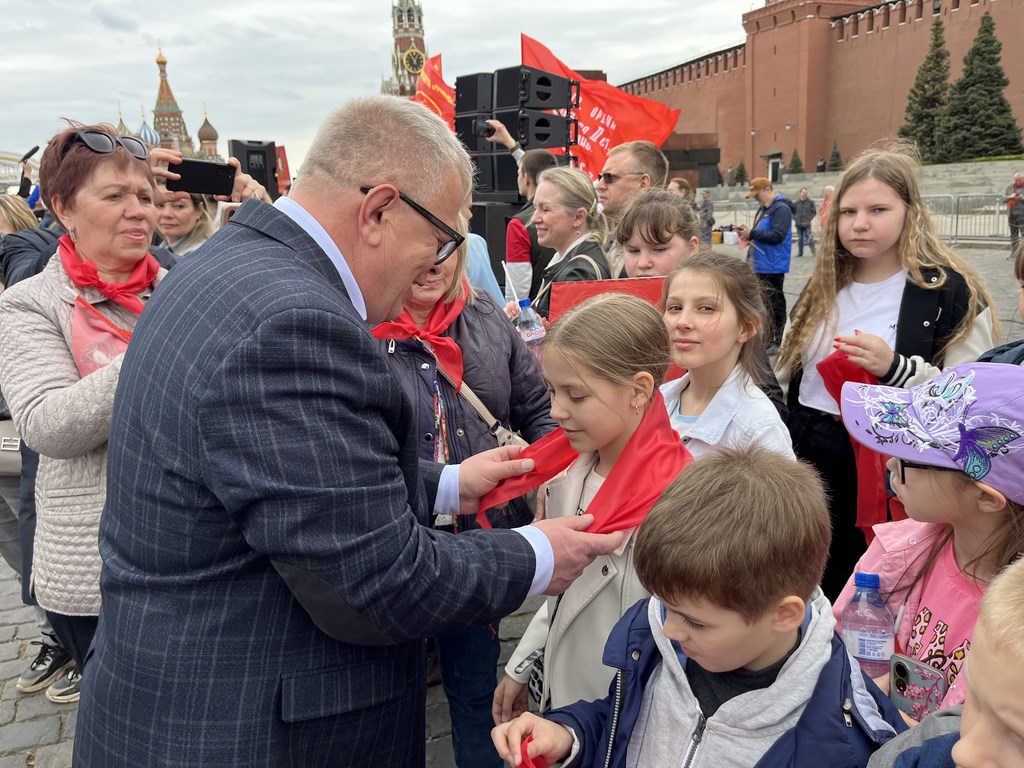 В Москве на Красной площади состоялась торжественная линейка и прием в пионеры