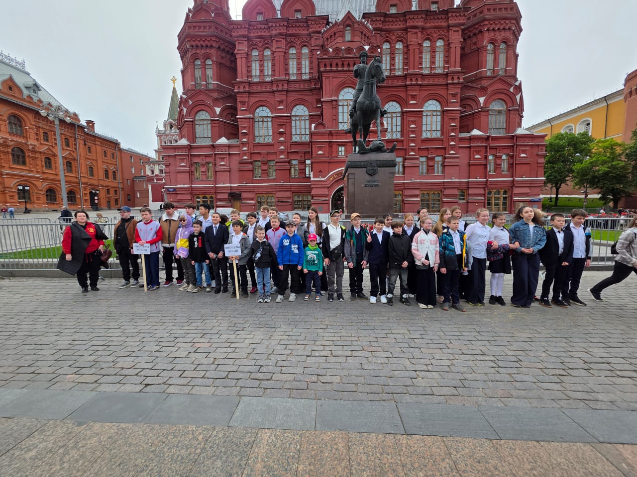В Москве на Красной площади состоялась торжественная линейка и прием в пионеры